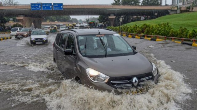 Heavy rain lashes parts of Delhi, IMD issues orange alert