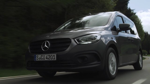 The new Mercedes-Benz CITAN Tourer in Grey Driving Video