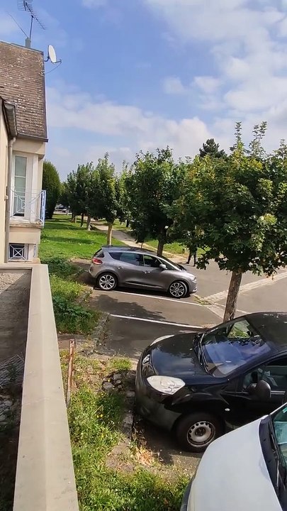 Un pompier volontaire proteste contre la vaccination obligatoire sur le toit de sa caserne: «Un jour t'es pompier, le lendemain t'es un moins que rien parce que tu refuses de te faire vacciner»