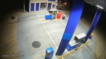 Unos ladrones usan una excavadora para robar en una gasolinera en Sevilla