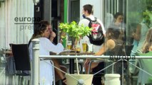 Tom Brusse con unas amigas con las que compartió comida en la terraza de un restaurante