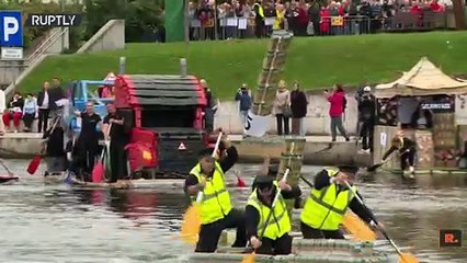 Süt kutularından tekne yapıp yarıştılar