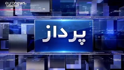 "خلّي السلاح صاحي" على الهواء.. مذيع أفغاني يبث رسالة "طمأنة" محاطا بعناصر من طالبان