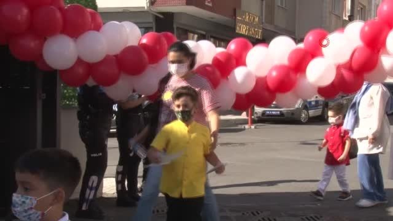 Yüz yüze eğitime başalayan ilkokul öğrencilerine polis maske ve kolonya dağıttı