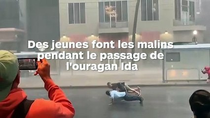 Des jeunes font du sport dehors au passage de l'ouragan Ida
