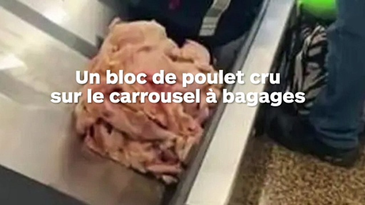 Du poulet cru sur le carrousel à bagages à l'aéroport