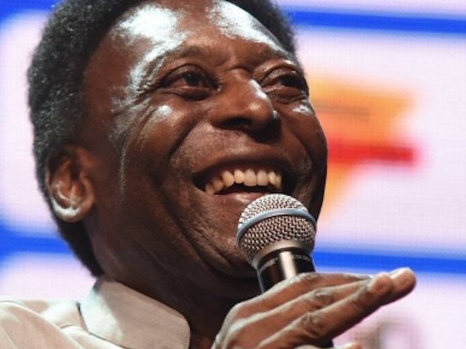 Brasilianischer fußballstar pelé liegt im krankenhaus