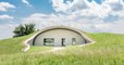 Dans les Hautes-Pyrénées, un dôme végétalisé abrite une maison de Hobbit recyclée à haute qualité environnementale