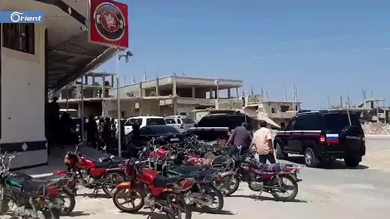 الشرطة الروسية واللواء الثامن داخل درعا البلد لتنفيذ بنود الاتفاق.. مشاهد مباشرة من قلب درعا المحاصرة