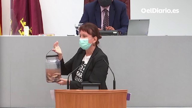 Una diputada de Podemos en Murcia muestra en la Asamblea Regional los peces muertos del Mar Menor