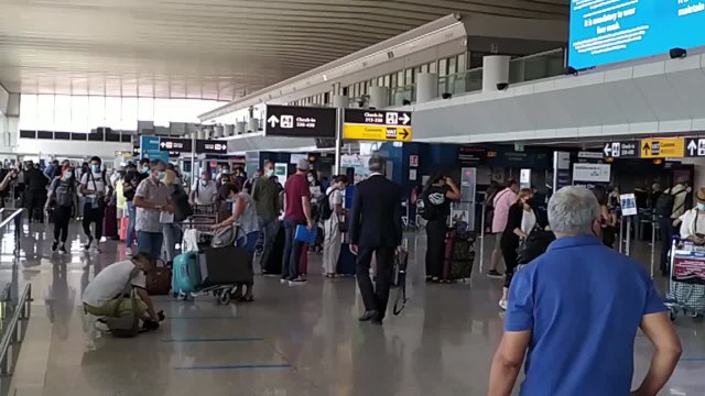 Green pass obbligatorio in aereo, situazione fluida a Fiumicino