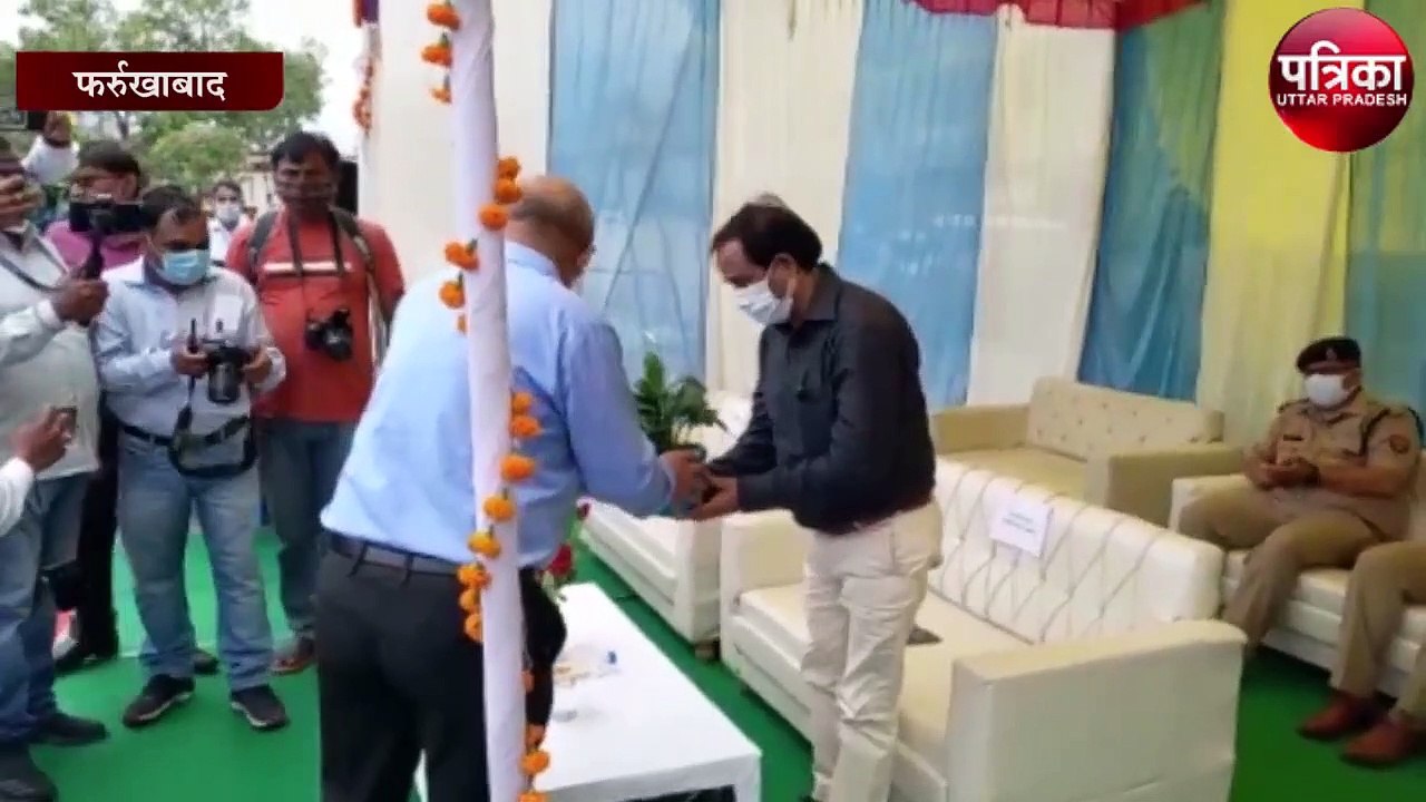 फर्रुखाबाद रेलवे स्टेशन पर 100 फुट ऊंचाई का पहला तिरंगा हुआ स्थापित