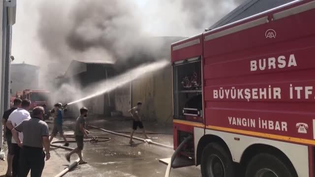 (Drone) Tekstil atölyesinde çıkan yangına müdahale ediliyor