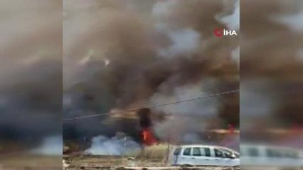 İtalya'da hurdalıktaki araçlar alev alev yandı