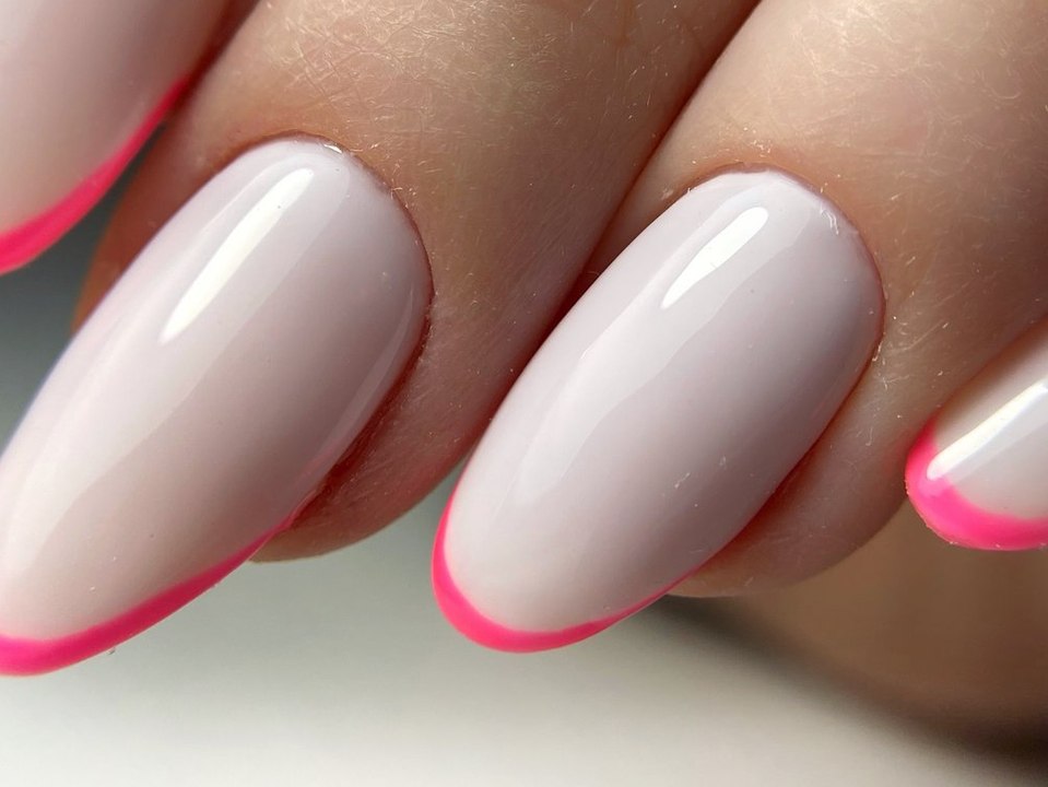 Aus fett wurde filigran: "Micro Frenchies" ist der Nageltrend 2021!