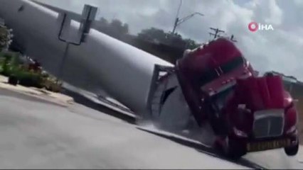 Rüzgar türbininin kanadını taşıyan tıra yük treni çarptı