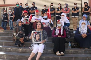 ALMANYA'DA EVLAT NÖBETİNDEKİ ANNEDEN DİYARBAKIR'DAKİ AİLELERE ZİYARET
