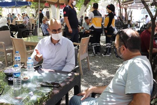 AĞRI SAĞLIK MÜDÜRÜ, HALKI İKNA EDİP AŞIYA GÖTÜRDÜ