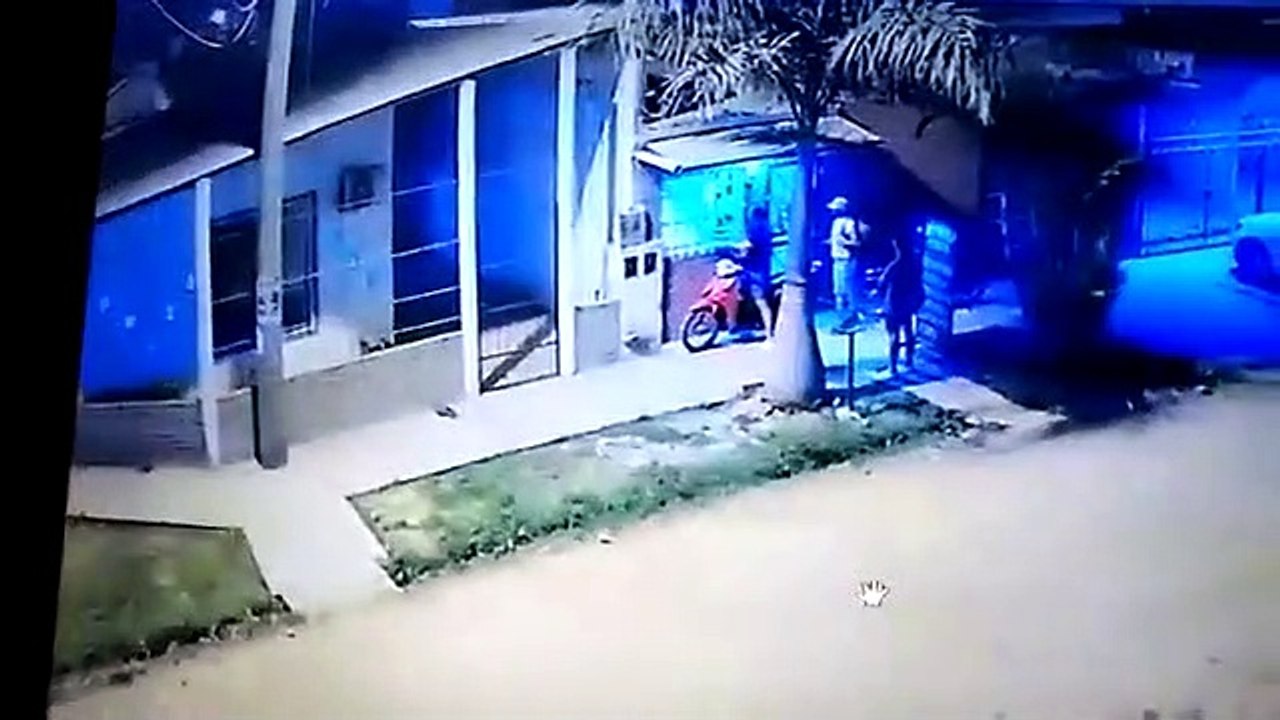 Le arrebataron la cartera y tumbaron al piso a una señora que llegaba a su casa