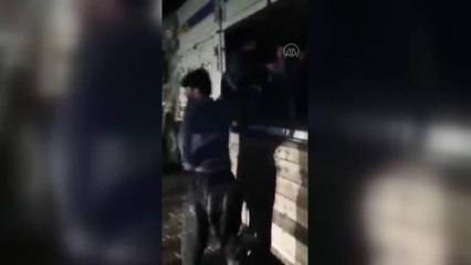 Çimento yüklü kamyonetin kasasına saklanmış 78 düzensiz göçmen yakalandı