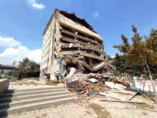 Afyonkarahisar'da kontrolsüz yıkım korku dolu anlar yaşattı
