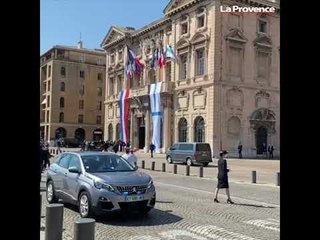 Emmanuel Macron est arrivé à l'hôtel de ville où il a été accueilli par Benoît Payan