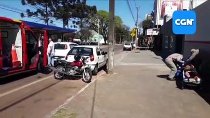 Homem fica ferido após colisão entre carro e moto na Avenida Brasil