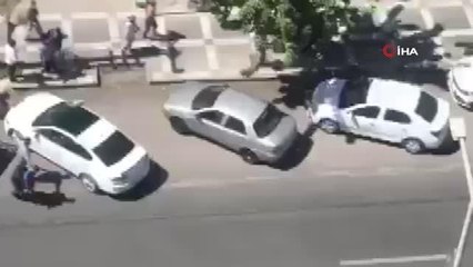 İki grubun tekme, tokat ve sopalı kavgası kamerada