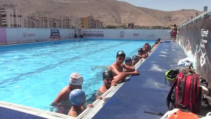 Kahramanmaraş'ın Elbistan ilçesinde Gençlik ve Spor Bakanlığı tarafından hayata geçirilen "Yüzme Bilmeyen Kalmasın" Projesi kapsamında 250 çocuğa...