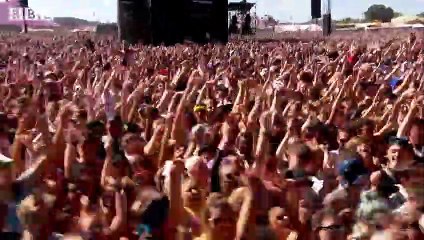 Charli XCX chante son tube "I Love It" en live