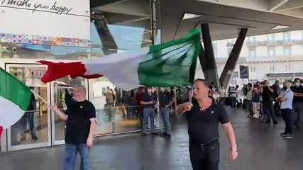 Flop della manifestazione "No Green Pass" a Napoli: alla Stazione solo due persone