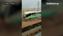 Las inundaciones causadas por temporal arrastra coches en Cobisa (Toledo)