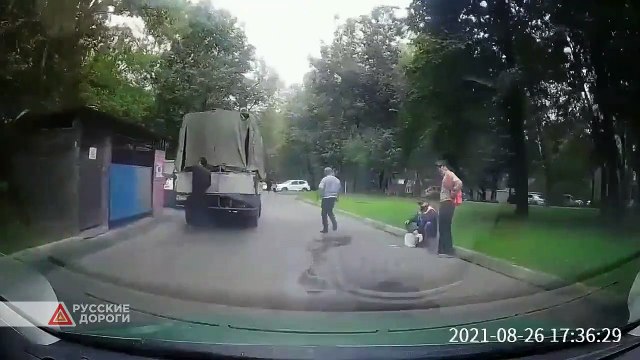 Une conduite d'eau souterraine explose soudainement... impressionnant