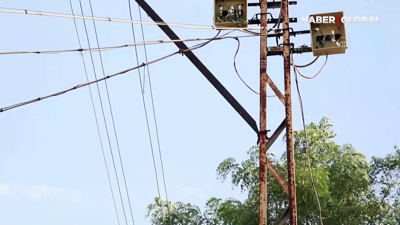 Elektrik direğindeki kabloları keserken akıma kapılıp öldü