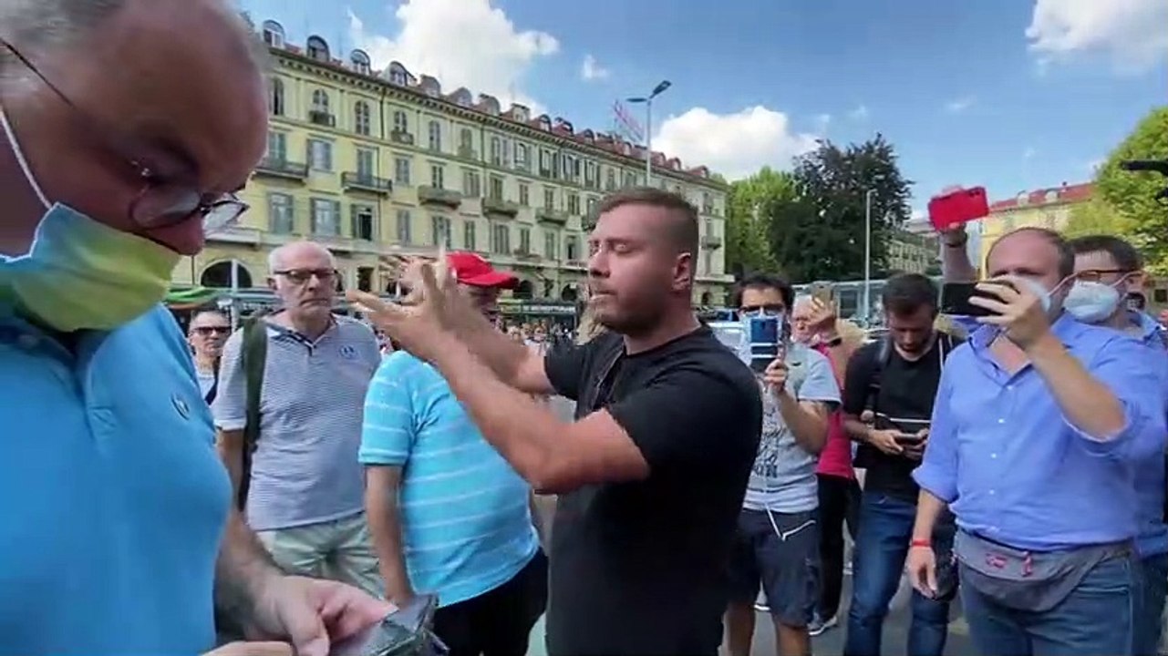 Presidio torinese dei no Green Pass: in 30 a Porta Nuova