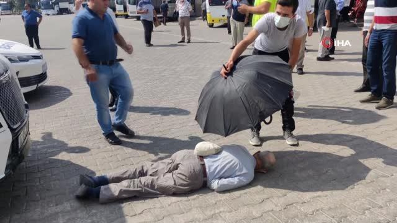Minibüsün çarptığı yaşlı adam ağır yaralandı, kanlar içinde kalan yaşlı adamı şemsiye ile güneşten korudular