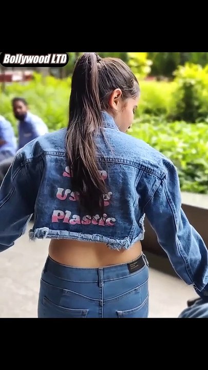 Urfi Javed Openly Flaunting Her Pink BRA & Huge Figure In Public In Front Of Media @ Mumbai Airport