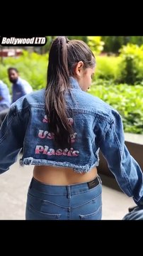 Urfi Javed Openly Flaunting Her Pink BRA & Huge Figure In Public In Front Of Media @ Mumbai Airport