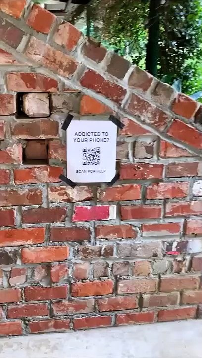 Un QR-code à scanner si vous êtes accros à votre smartphone