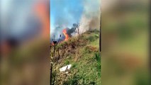 Bombeiros combatem incêndio em vegetação no Bairro Morumbi