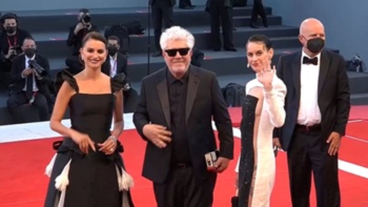 Penélope Cruz protagoniza la alfombra roja inaugural de Venecia