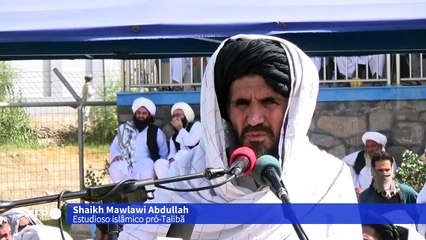 Talibãs desfilam com veículos militares americanos