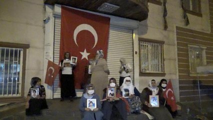 Diyarbakır'da evlat nöbeti tutan aileler, HDP İl Başkanlığı'nın kapısına dev Türk bayrağı astı