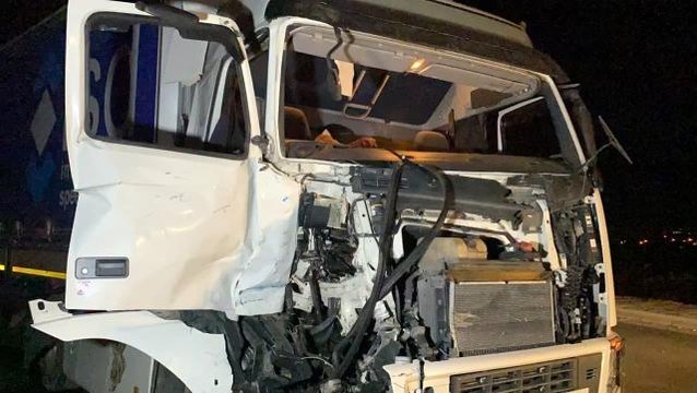 Son dakika haberi! Traktörün devrildiği, tırın hurdaya döndüğü kazayı yara almadan atlattılar