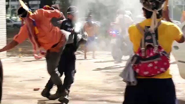 Indígenas entram em confronto com policiais militares na Esplanada
