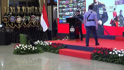 Kapolri Beri Penghargaan Enam Polwan Berprestasi