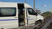Bursa'da servis minibüsü beton bariyere çarptı: 6 işçi yaralı