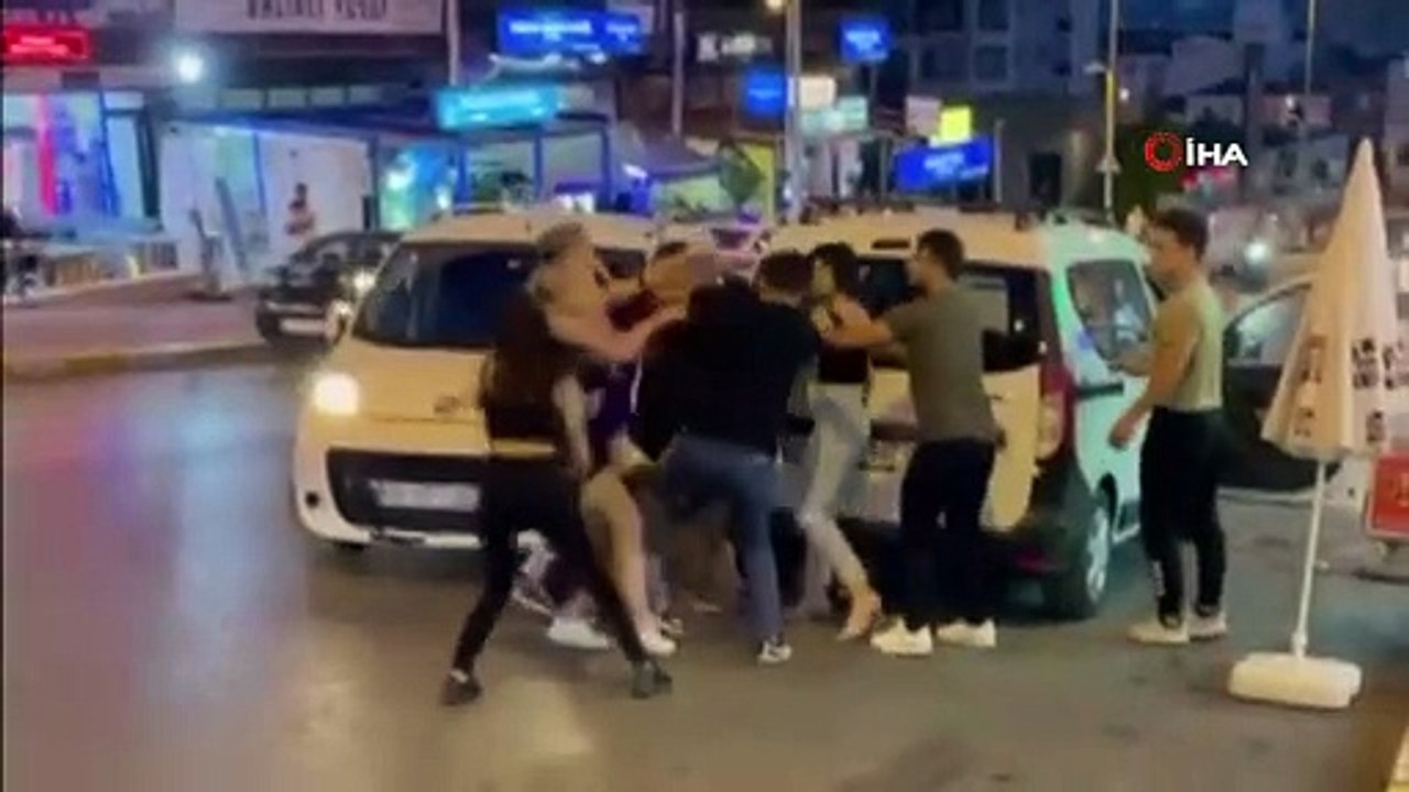 Esenyurt'ta tiktok fenomenlerine laf attılar, sopayla dayak yediler
