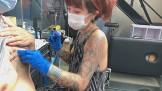 Mujeres chinas que tatúan diosas y otros seres mitológicos