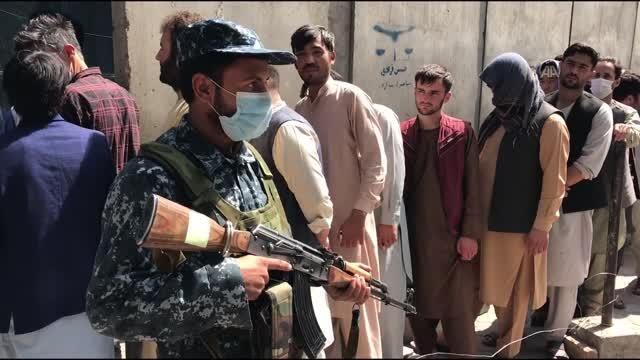 Afganistan'da banka önlerinde uzun kuyruklar oluştu